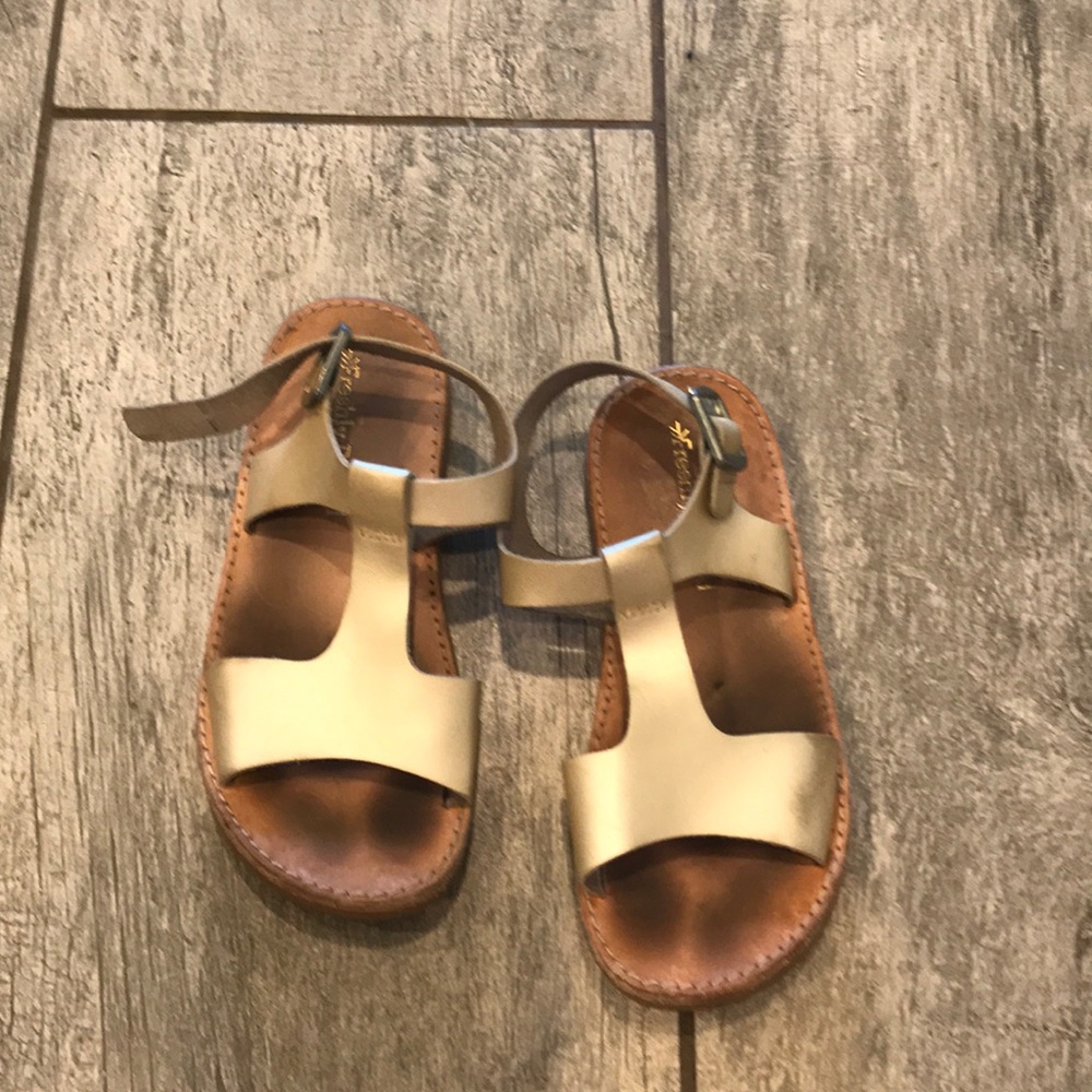 Freshly picked sandals size 11